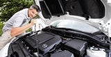 Der Vierzylinder-Motor macht Eindruck  doch Steidl versucht sich dennoch im Armdrücken.