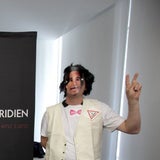 Maskenträger bei KHG-Pressekonferenz