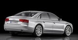 Typisch Audi: Zweigeteilte Rückleuchten, gespannte Liniien und eine Abrisskante im A4 Stil.
