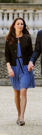 Kate in blauem Kleid