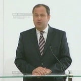 Wir haben die weltweite Finanz- und Wirtschaftskrise und ihre Folgen in Österreich ohne Zweifel besser bewältigt als andere und auch schneller. Wir haben dafür - keine Frage - viel eingesetzt. Politisch, finanziell und auch ich ganz persönlich vom Arbeitsaufwand her. Der Erfolg unser Anstrengungen zeigt, dass wir heute besser dastehen als viele in Europa und der Welt. Die Arbeitslosigkeit sinkt von Monat zu Monat. Selten zuvor hatten soviele Menschen in unserem Land Beschäftigung wie heute. Die Auftragsbücher der Unternehmen der Industrie füllen sich gott sei dank wieder kontinuierlich. Und auch unsere Währung, der Euro, ist stabilisiert und der Rettungsschirm funktioniert. Wir haben damit beste Vorraussetzungen um Österreich in einen soliden und dauerhaften Aufschwung zu führen. Und dennoch, ich sage das sehr klar und deutlich heute, spüren wir alle in der öffentlichen Diskussion insgesamt zu wenig von Aufbruch und Optimismus.