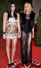 Lourdes im Minikleid
