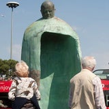 Das ist die umstrittene Papststatue