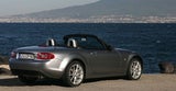 Auch nach dem Facelift hat der MX-5 nichts von seiner klassischen Linienführung verloren.
