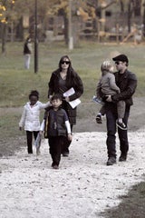Brangelina mit ihren Kids am Abenteuerspielplatz