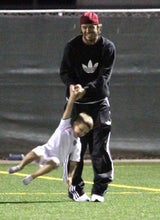 David Beckham mit Söhnchen Cruz am Fußball-Feld