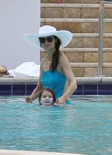 Katie Holmes bringt Tochter Suri das Schwimmen bei