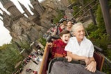 Michael Douglas und Sohn Dylan in der Achterbahn
