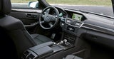 Innen wird die Sportlichkeit mit Luxus gepaart. Das Fahrwerk kann von Komfort auf Sport umgestellt werden.