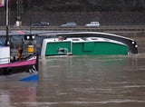 Frachter auf dem Rhein gekentert