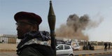 Ein libyscher Aufständischer nach einem Luftangriff auf Ras Lanouf