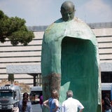 Das ist die umstrittene Papststatue