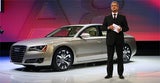 Audi Chef Rupert Stadler führt sichtlich stolz sein neues Flaggschiff A8 vor. Bild: APA