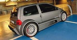Tief und breit lauert der Twingo V8 Trophy auf der Straße.