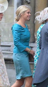 Hochzeitsgäste in Royalblau