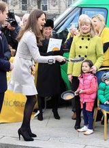 Prinz William und Kate Middleton haben Spaß beim Pfannkuchen-Schupfen