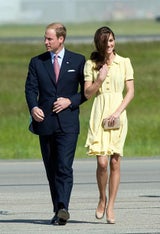 Herzogin Kate am windigen Flughafen