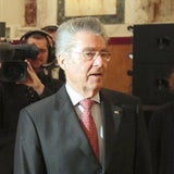 Regierung will wieder kuscheln