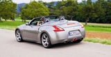 So muss ein Roadsterheck aussehen. Breit und bullig steht der 370Z auf der Straße.