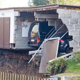 Riesen-Krater verschluckt Auto