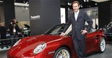 Der neue Porsche Chef Michael Macht präsentiert das Turbo Cabrio. Bild: AP