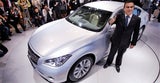 Hier stellt Ghosn den Nissan Fuga, eine Limousine der oberen Mittelklasse vor. Bild: AP