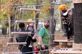 Brangelina mit ihren Kids am Abenteuerspielplatz