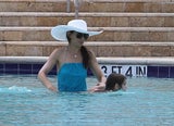 Katie Holmes bringt Tochter Suri das Schwimmen bei
