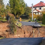 Riesen-Krater verschluckt Auto