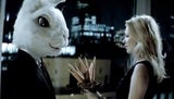 Kate Moss flirtet für Basement mit einem Hasen
