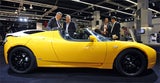 Auch der amerikanische Elektro-Sportwagenbauer Tesla präsentiert seine Modelle. Bild: AP