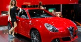 Bei Alfa stehen neben den Autos auch immer die Hostessen im Blickpunkt des Interesses. Bild: AP