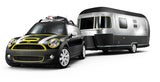 Trendy. Vorne ein    Mini Cooper Clubman S und hinten ein kultiger Airstream. Bild: eb.andriuolo.