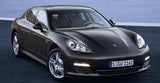Aus dieser Ansicht eindeutig als Porsche zu identifizieren. Trotz 5 Meter Länge fühlt sich der Panamera auch auf kurvigem Geläuf wohl.