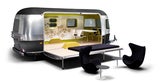 Aufgeklappt. Die Seitenwand des Caravan lässt sich per Knopfdruck in ein Daybed verwandeln.