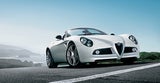 Der auf 500 Exemplare limitierte 8C Spider zählt zu den schönsten Versuchungen seit es Autos gibt. Sein 450 PS starkes Aggregat stammt von Ferrari und posaunt eine Symphonie in die Umwelt, dass es nur so eine Freude ist.