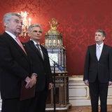 Kurz ohne Krawatte zu Angelobung