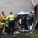 Frau stürzt mit Auto aus Parkhaus