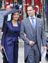 Hochzeitsgäste in Royalblau