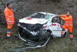 A2: Rot-Kreuz-Auto stürzt von Brücke