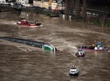 Frachter auf dem Rhein gekentert