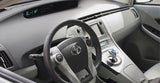 Kurzer Schaltknauf für das CVT-Getriebe und mittig angeordnete Instrumente charakterisieren das Cockpit.