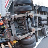 LKW mit Prater-Attraktion umgestürzt