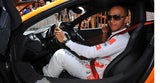 Lewis Hamilton fühlte sich hinter dem Steuer auf Anhieb wohl.