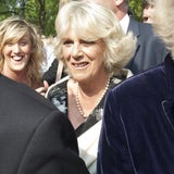 Camilla, die Duchess of Cornwall, spazirert durch die Menge