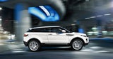 In der Seitenansicht trägt der Evoque echte Coupé-Züge. Die hohe Sitzposition bleibt freilich erhalten.