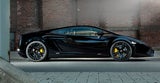 Flach kauert er über dem Asphalt und die 19-Zöller passen hervorragend zur Gesamtoptik.