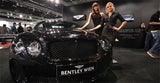 Hier sind sowohl das Auto (Bentley Continentel Speed, 630 PS) wie auch die attraktiven Girls äußerst sehenswert.