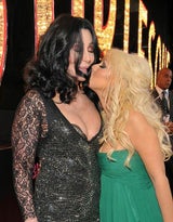Dicke Freundinnen: Cher & Christina Aguilera bei Burlesque-Premiere