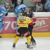 Rotter geht auf Referee los